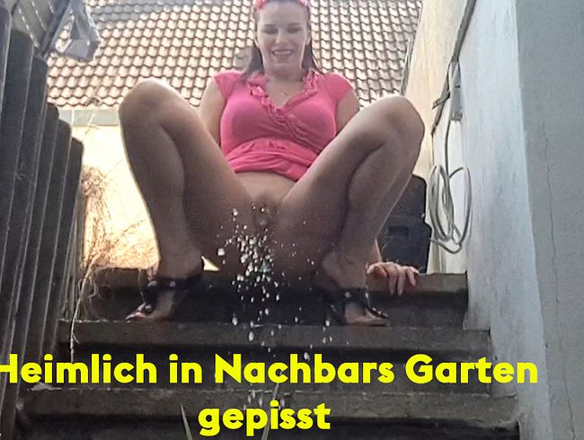 Heimlich in Nachbarsgarten gepisst