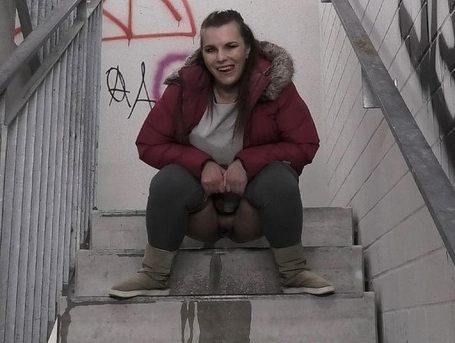 Spontaner Treppenhaus-Piss